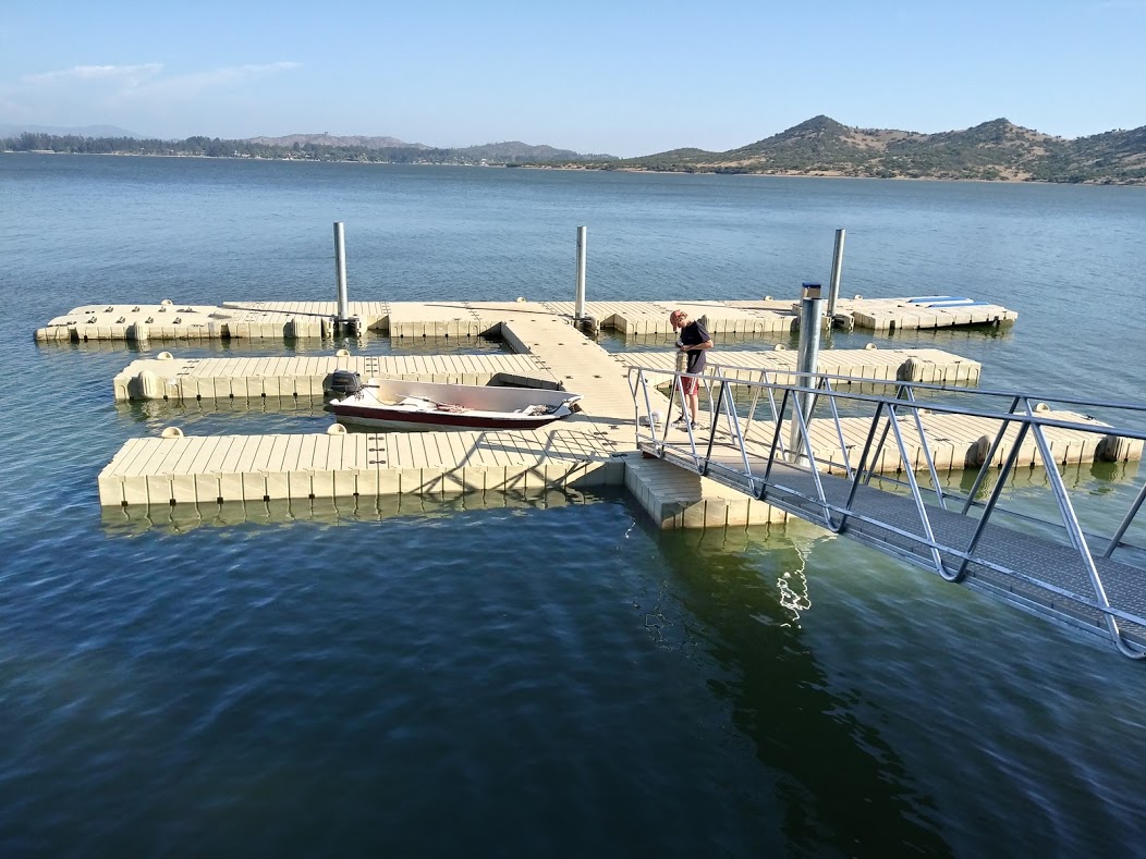 lago rapel, marina lago rapel, muelle flotante rampla, muelle flotante con rampla, dock rapel, anclaje postes, muelle con postes, muelle para lanchas