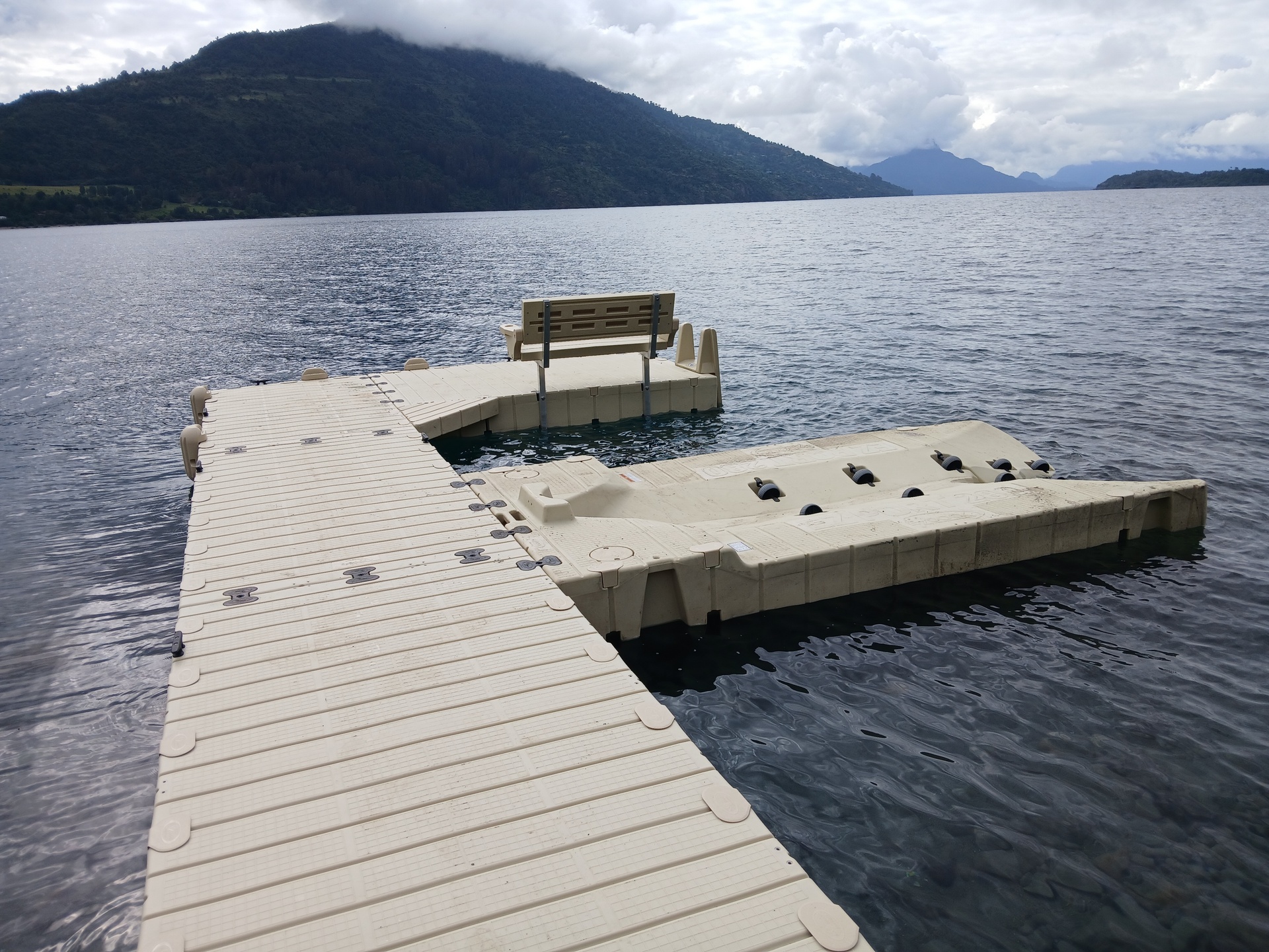 Muelle flotante para lanchas y motos de agua Lago Rapel