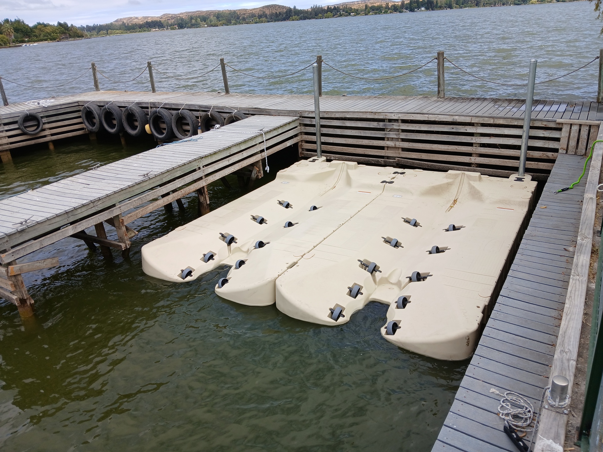 Muelle flotante para motos de agua y kayak