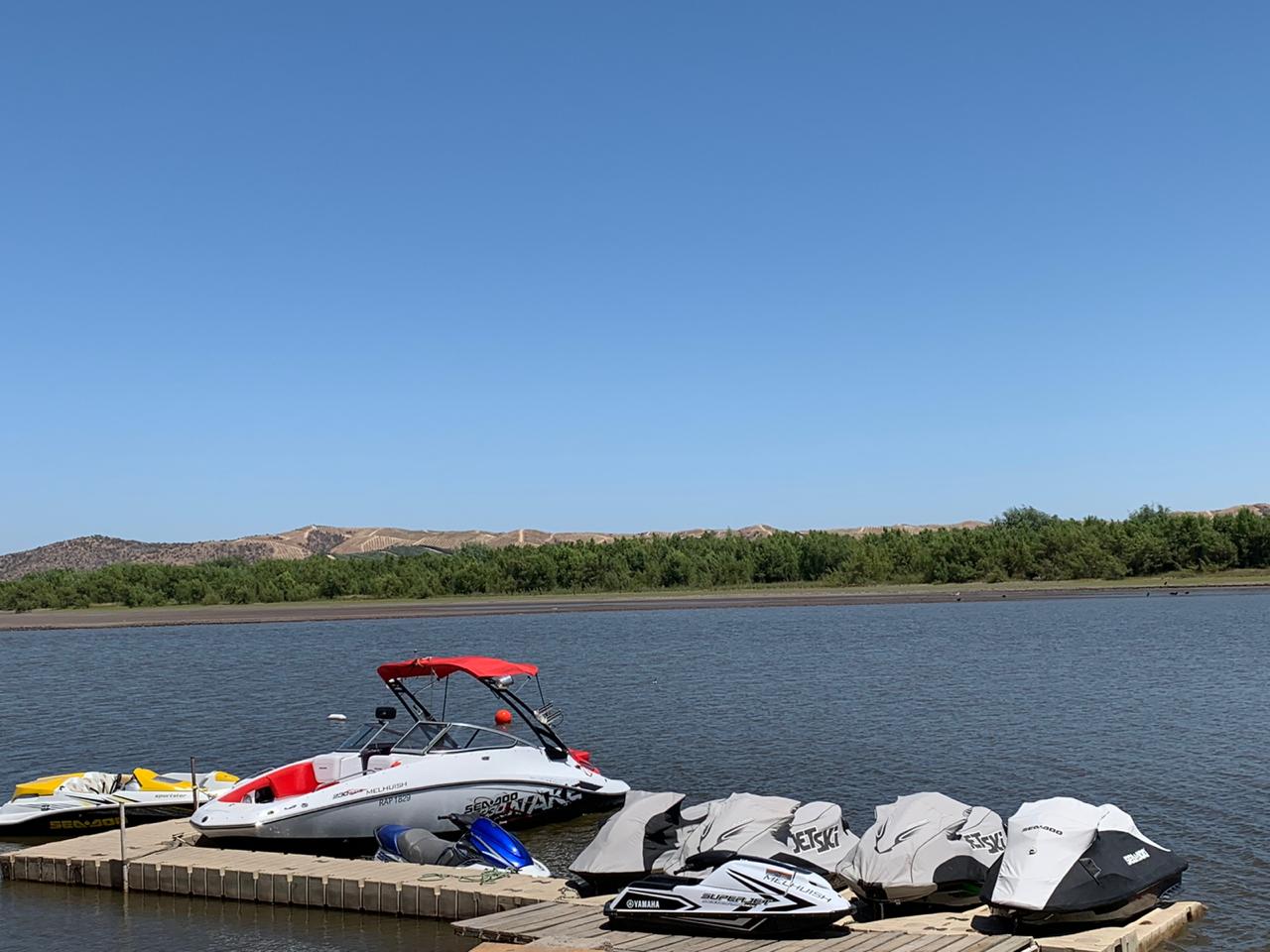 Muelle flotante para lanchas y motos de agua Lago Rapel