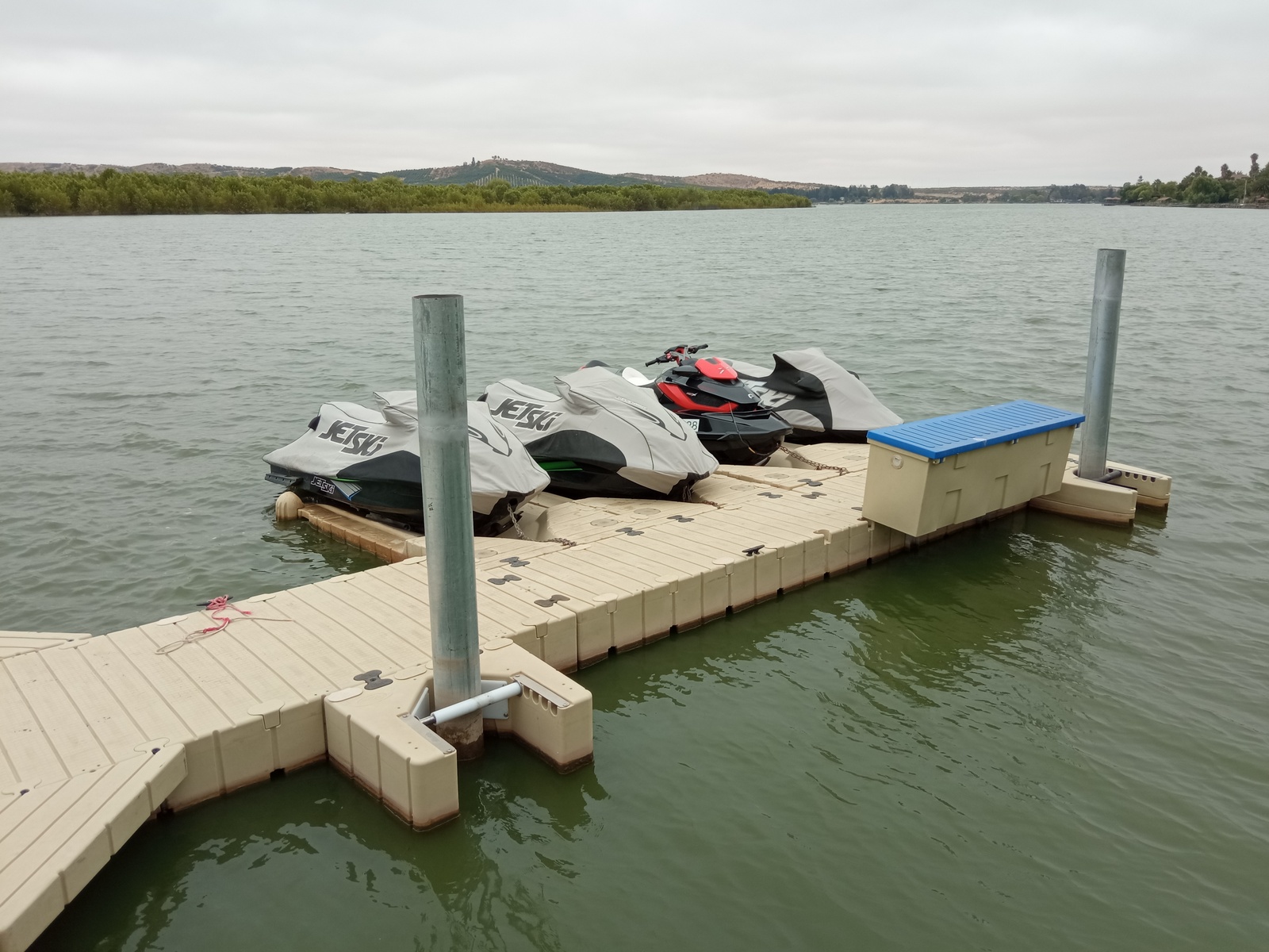 Muelle motos de agua y caja de almacenaje