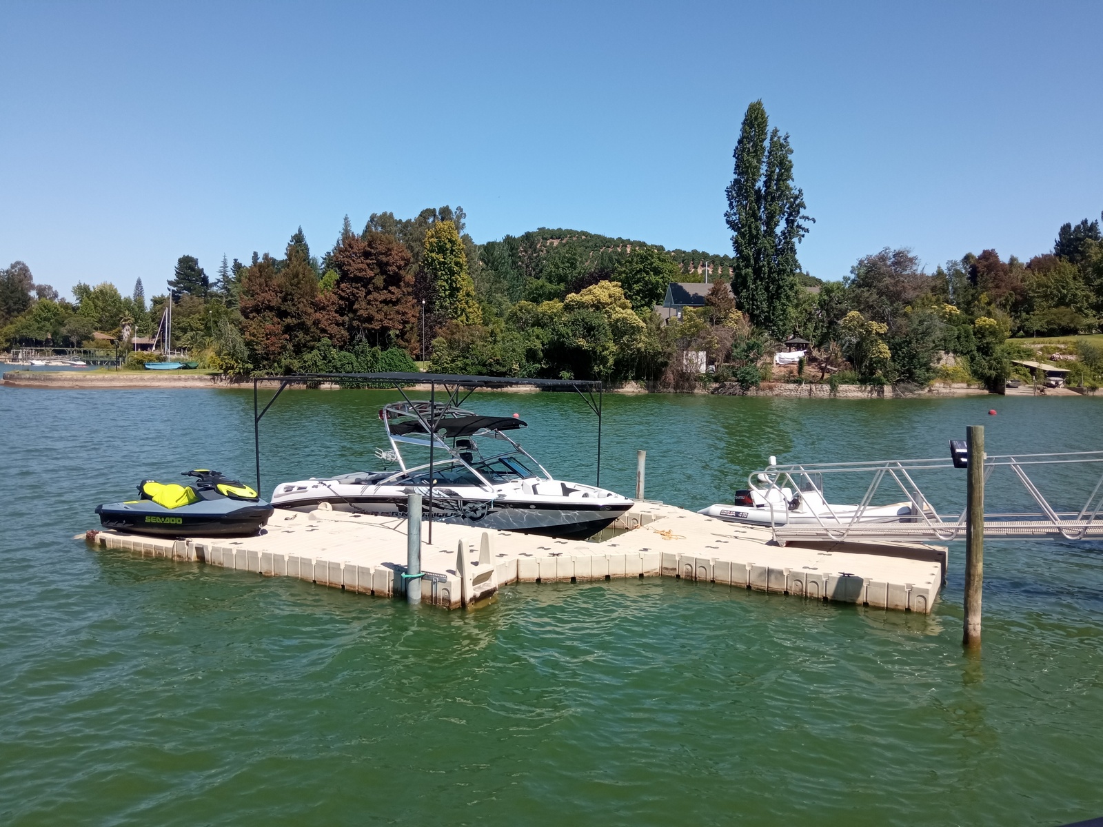 muelle flotante con techo y puerto moto