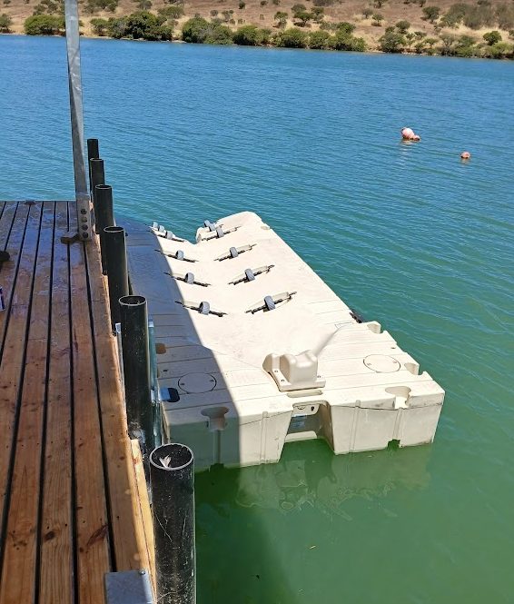 Lago Rapel muelle flotante con puerto motos