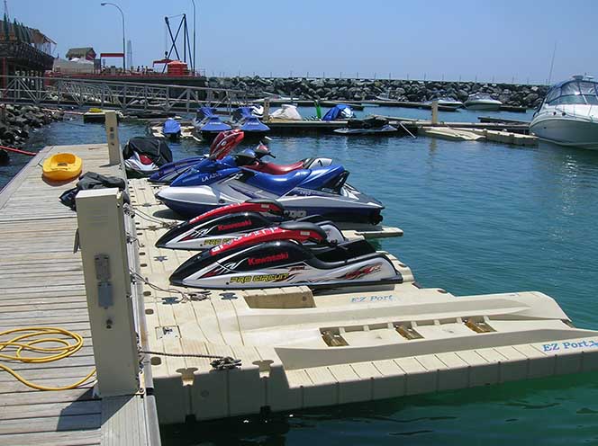 Puerto moto, elevadores de motos de agua chile, las tacas, embarcadero flotante chile, expertos flotantes muelles flotantes chile, muelle flotante norte chile, elevador jetski, marinas chile, elevadores marinas chile